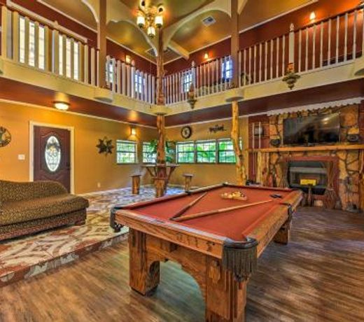Spacious Conroe Home with Foosball and Pool Table!