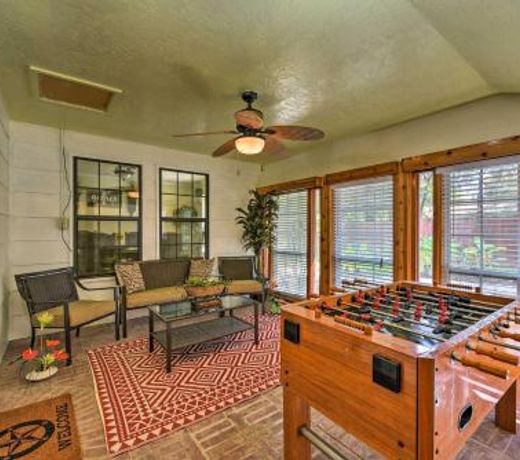 Spacious Conroe Home with Foosball and Pool Table!