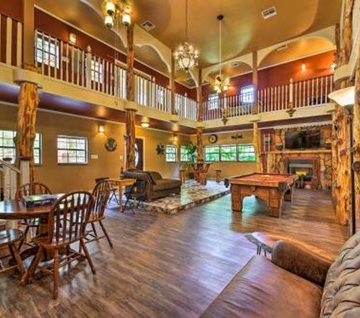 Spacious Conroe Home with Foosball and Pool Table!