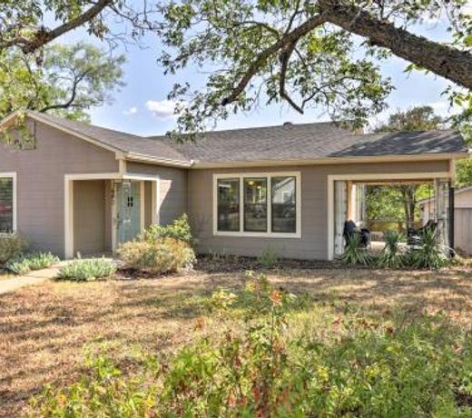 Fredericksburg Cottage with Grill - Walk to Main St!
