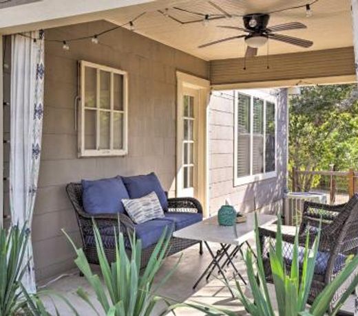 Fredericksburg Cottage with Grill - Walk to Main St!