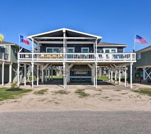 Spacious Surfside Home with Deck on Pedestrian Beach
