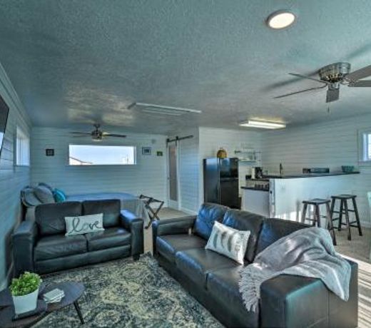 Inviting Studio - Walk Less Than 1 Mile to Surfside Beach!