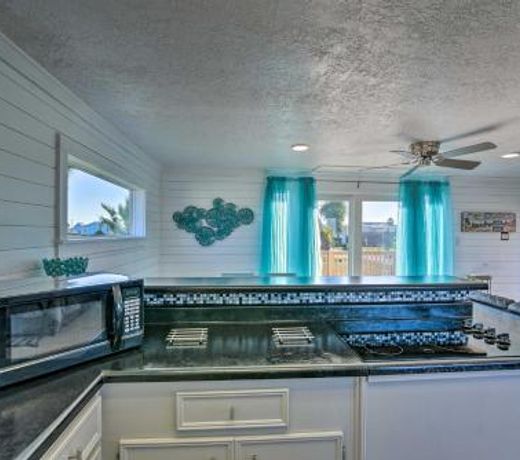 Inviting Studio - Walk Less Than 1 Mile to Surfside Beach!