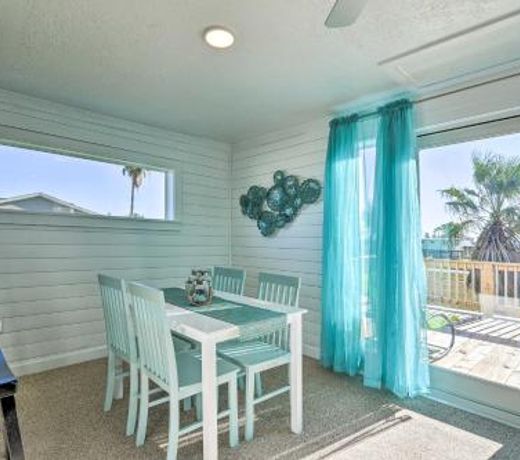 Inviting Studio - Walk Less Than 1 Mile to Surfside Beach!
