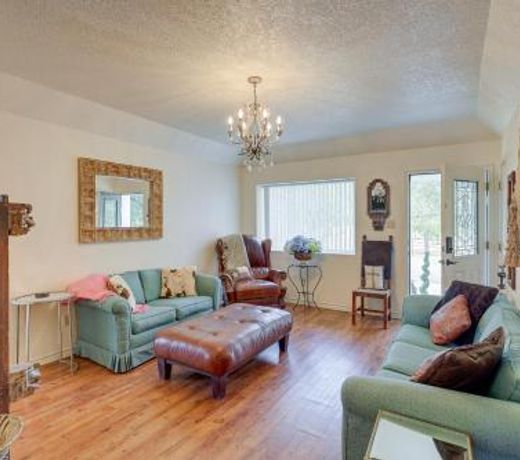 Countryside Temple Home 10 Min from Downtown!