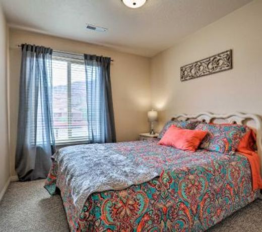 Kanab Condo with Pool and Patio, 30mi to Zion NP!