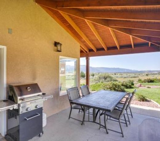Zion Mountain Guest House with Canyon Vistas!