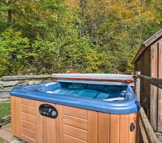 Picture-Perfect Vermont Mtn Cabin with Hot Tub!