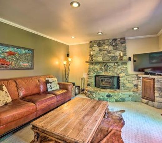 Beautiful Wine Country Home with Hot Tub and Lake View