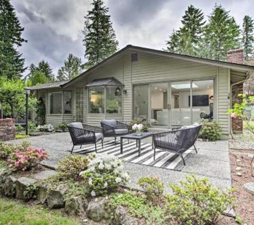 Modern Home 3 Miles to Woodinville Wine Country!