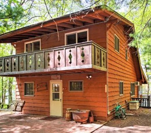 Warm and Cozy Cabin with Dock and Fire Pit on Largon Lake