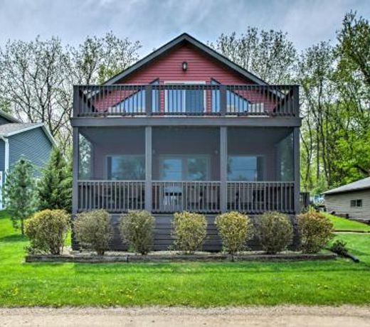 Waterfront Lake Koshkonong Home with Pier and Fire Pit!