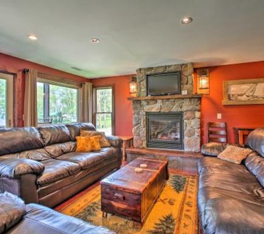 Waterfront Lake Koshkonong Home with Pier and Fire Pit!