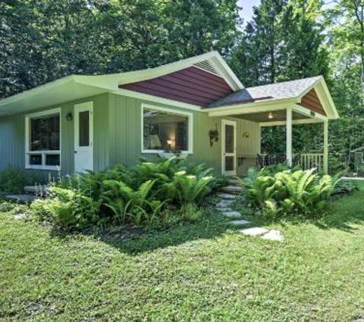 Cherry Cottage - Steps to Peninsula State Park!