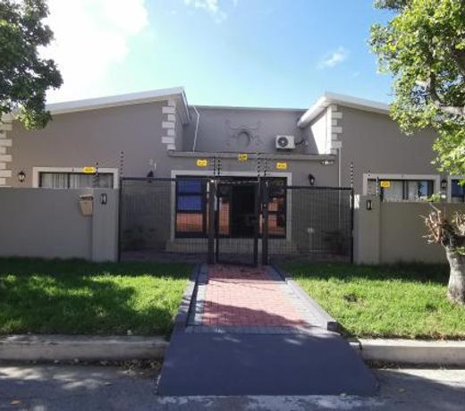 Lucolo Palace B&B - East London