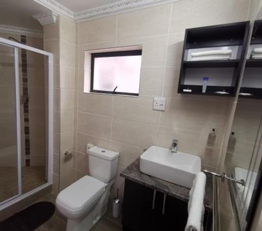 Lucolo Palace B&B - East London