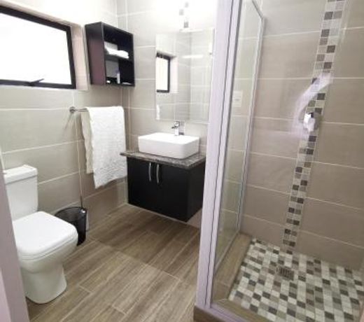 Lucolo Palace B&B - East London
