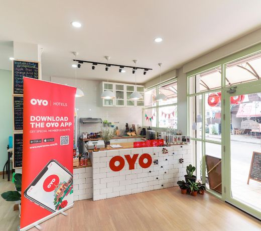 OYO 724 Green Light Cafe and Bed Hostel