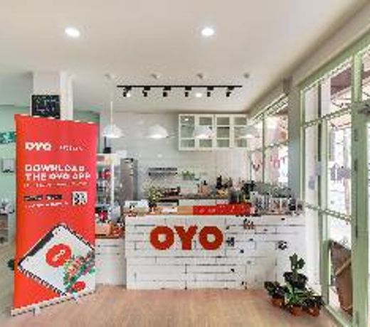 OYO 724 Green Light Cafe and Bed Hostel