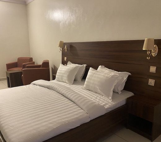 POSH HOTEL AND SUITES