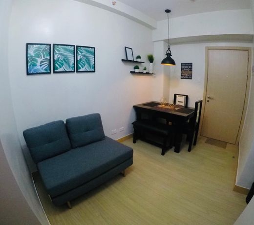 Nic's 2 Bedroom Condo w/NETFLIX @ Trees Residences