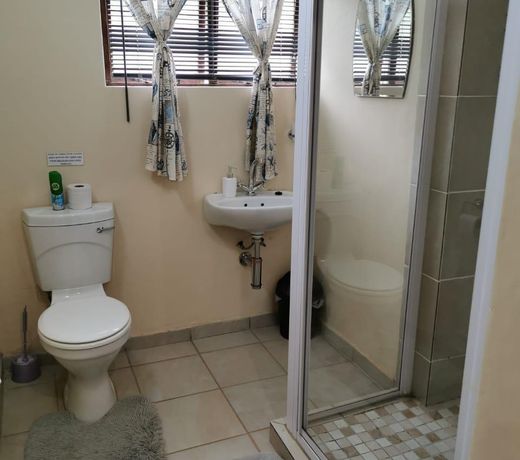 33 On Edwin Self Catering Accommodation Unit 1