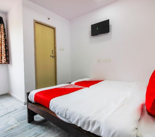OYO 67445 Ht Guest House
