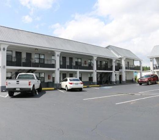 Travelodge by Wyndham Calhoun South I-75