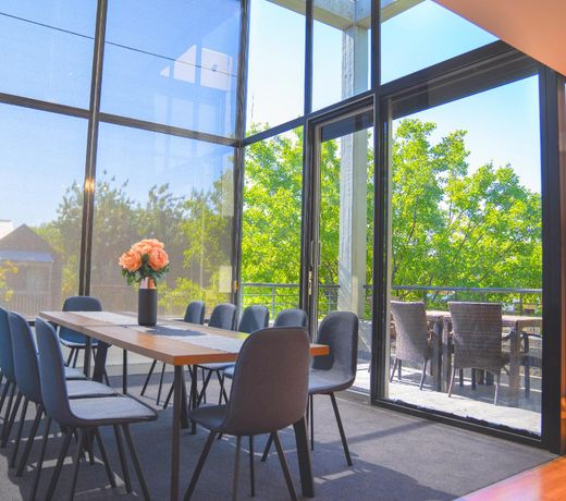 Burj Al Adelaide 6 br 18 guest stay in ADL CBD