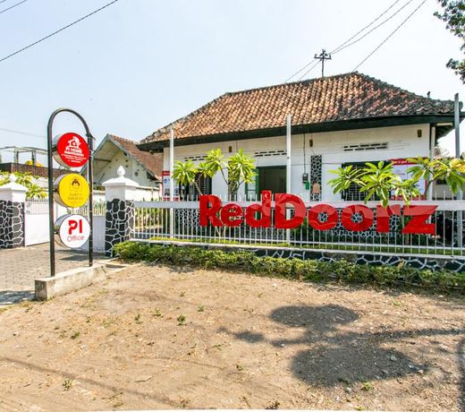 RedDoorz Plus near Taman Sari 2