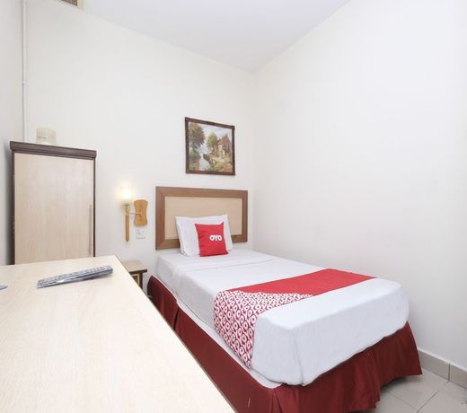 OYO 89968 Sri Sutra Hotel
