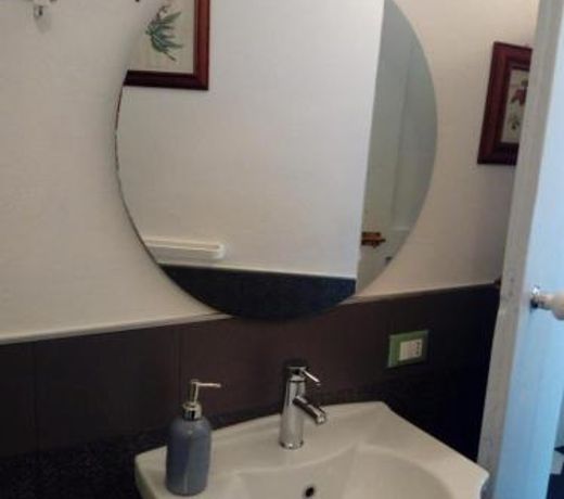 BeeClaire Guest House