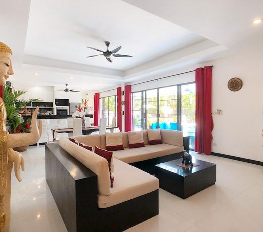 Family villa within 5 minutes to Nai Harn Beach