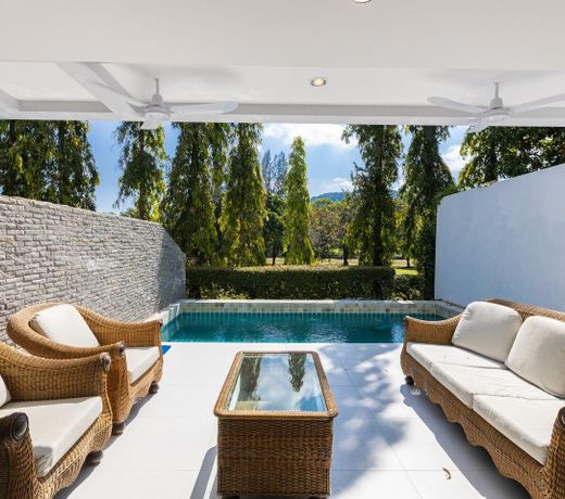 Five bedroom/bathroom for 14 guests, private pool.