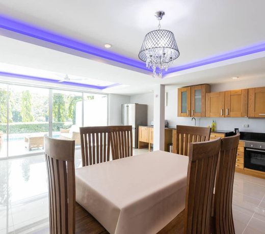 Five bedroom/bathroom for 14 guests, private pool.