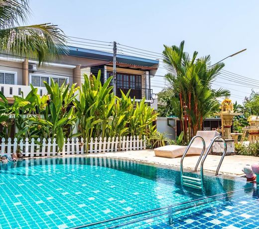 Red Velvet Villa 3BR Sleeps 6 w/Pool & Garden