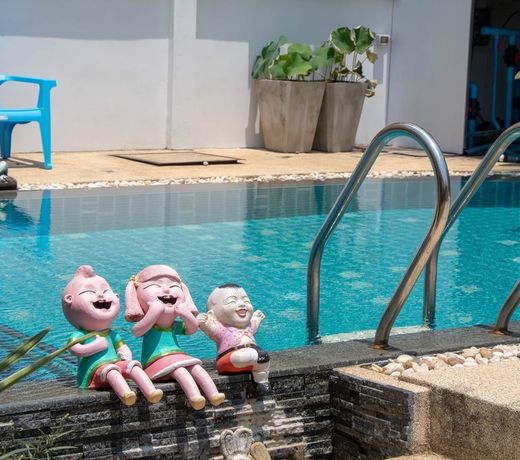 Red Velvet Villa 3BR Sleeps 6 w/Pool & Garden