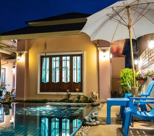 Red Velvet Villa 3BR Sleeps 6 w/Pool & Garden