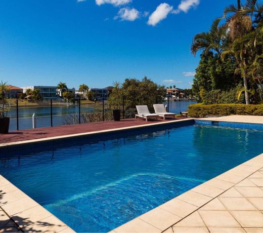 Luxury Waterfront Large House @ Carrara