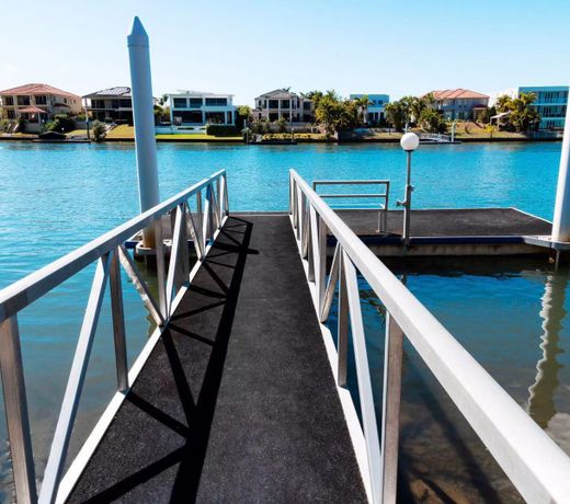 Luxury Waterfront Large House @ Carrara
