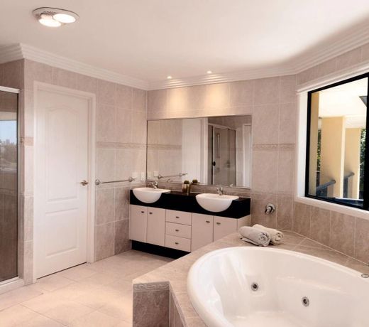 Luxury Waterfront Large House @ Carrara