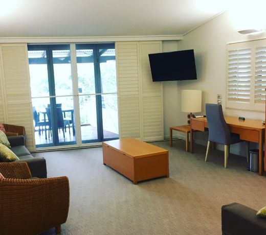 1 Bedroom Deluxe Waterfront Apartment Couran Cove