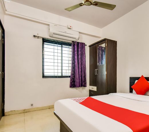 OYO 66018 Hotel Vijayraj Lodging And Boarding