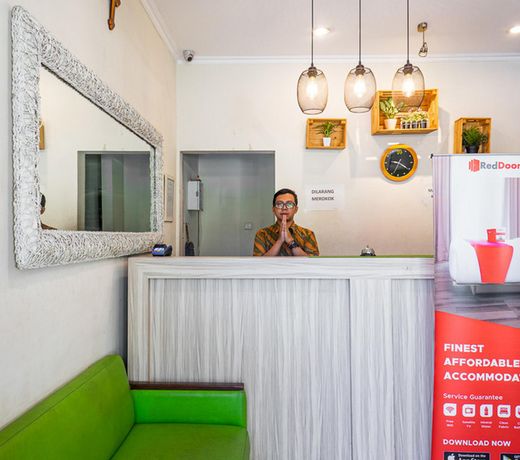 RedDoorz near Alun Alun Bandung 2