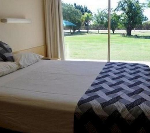 JUMBUCK MOTOR INN with SHADED POOL AND BBQ - PET FRIENDLY - KING BED in EVERY ROOM
