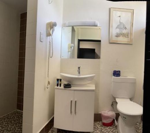 JUMBUCK MOTOR INN with SHADED POOL AND BBQ - PET FRIENDLY - KING BED in EVERY ROOM