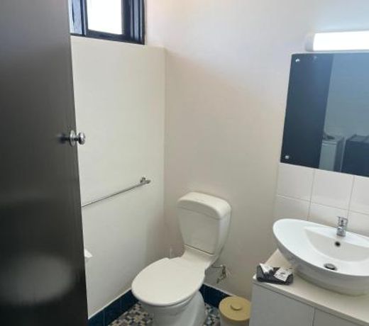 JUMBUCK MOTOR INN with SHADED POOL AND BBQ - PET FRIENDLY - KING BED in EVERY ROOM