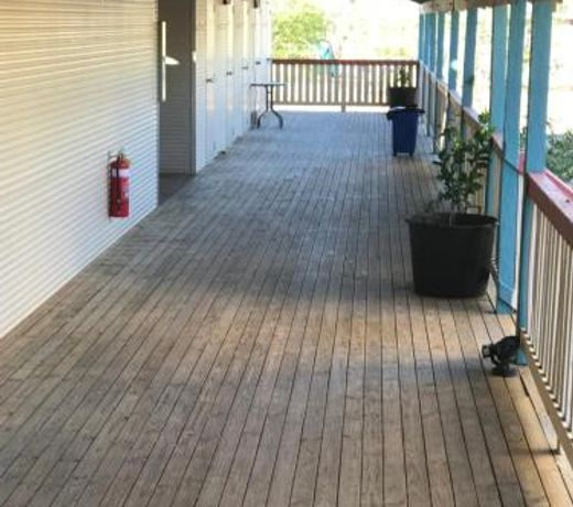 STORK RD ACCOMM - PRIVATE ROOMS WITH SHARED BATHROOMS - POOL and RESTAURANT