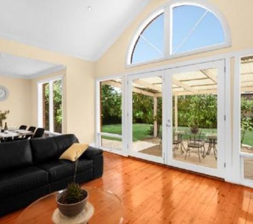 Adelaide Style Accommodation - City to Beach - Free WIFI - Free 3 car parking - Great location